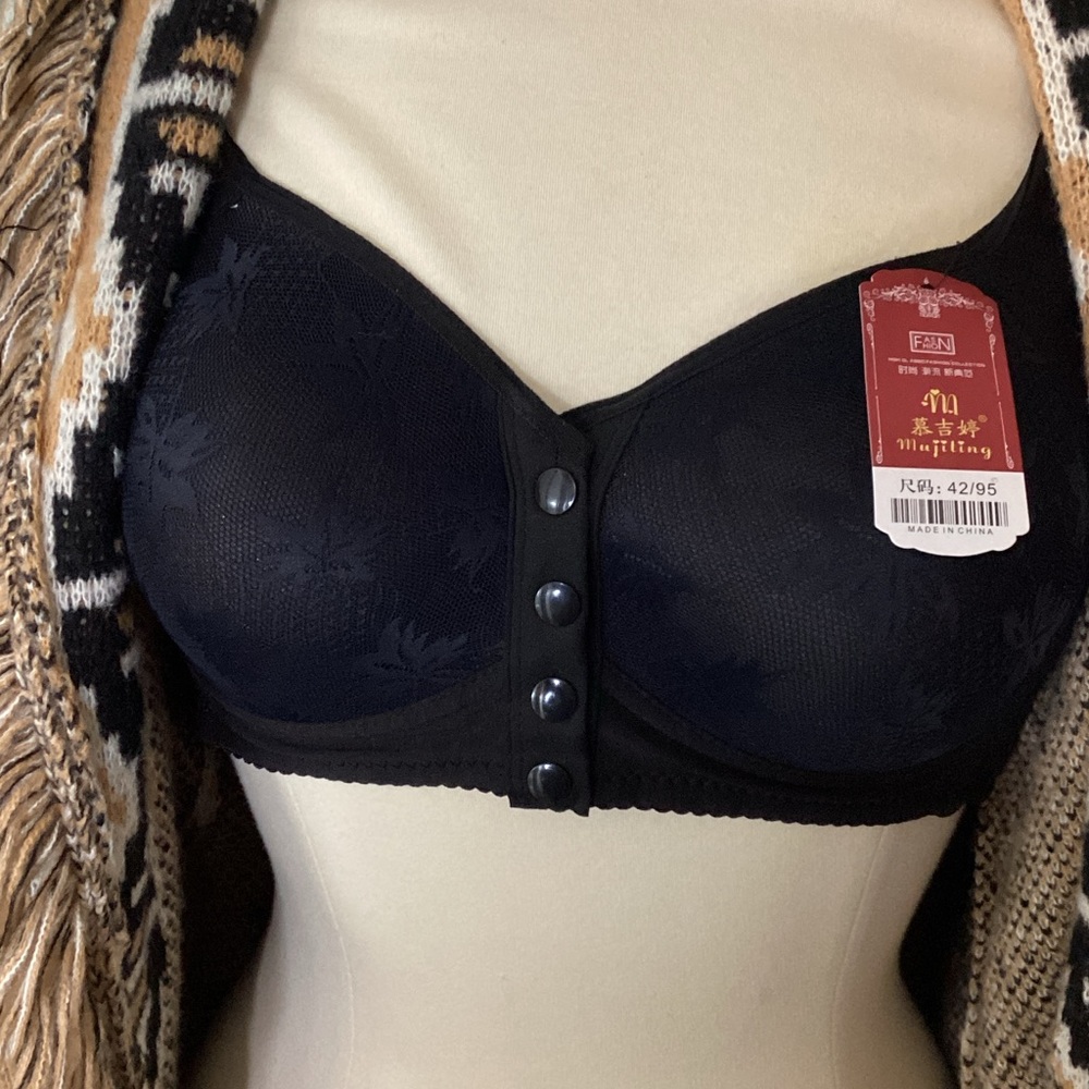 “Daisy” Senior Bra  for Women.  Black. Snaps  in Front. Size 42. New.